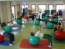 Reha mit Gymnastikball