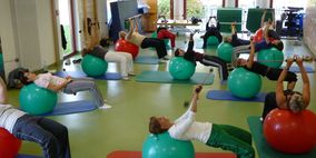 Reha mit Gymnastikball