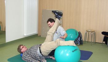 Physiotherapie mit Ball